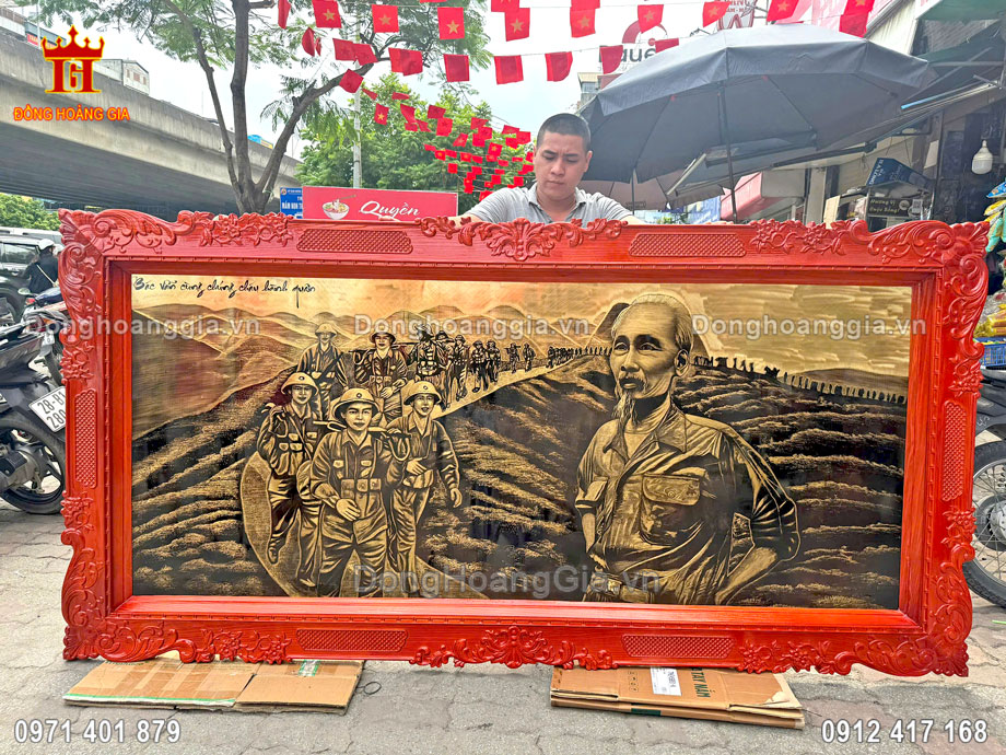 Nguyên liệu chế tác tranh Bác Hồ cùng hành quân là đồng vàng nguyên chất loại I